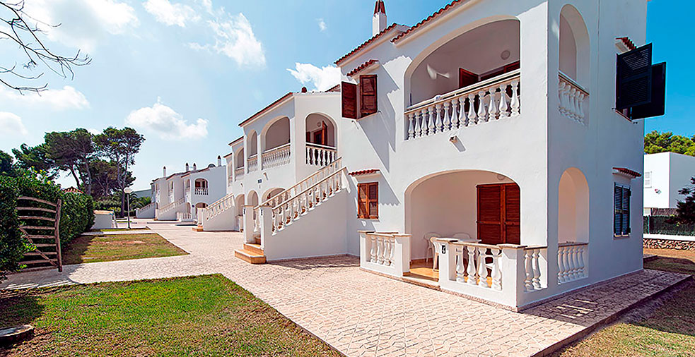 Terrazas y balcones en Cala Blanca Menorca
