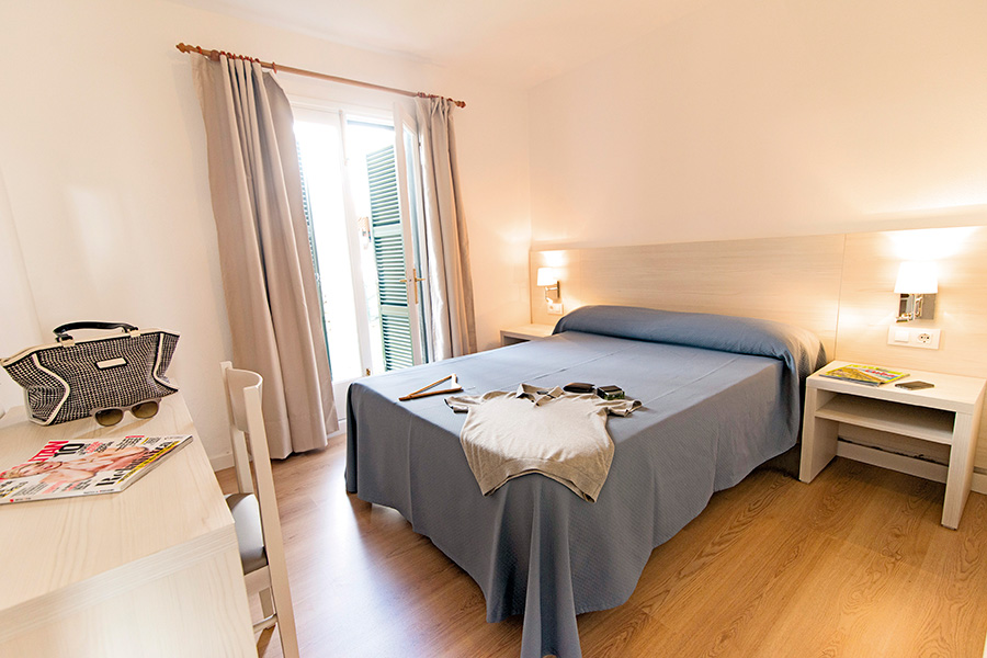 Master bedroom in Cala Blanca apartments